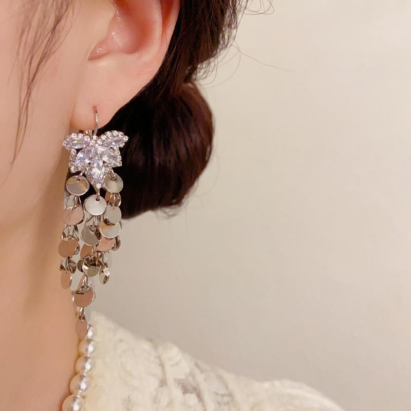 Cercei lungi la modă pentru bijuterii de damă