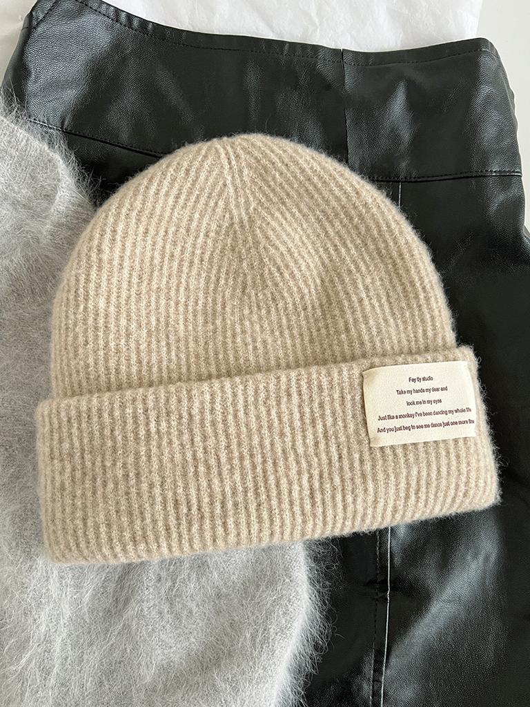The wool hat type is very good! Knitted wool hats are versatile in autumn and winter to keep warm, solid color big head circumference cold hats for me