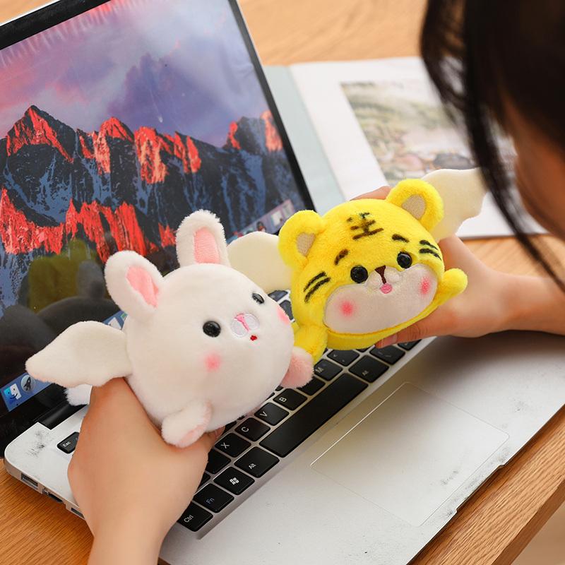 12cm Kawaii Plyšové hračky kočka, pes, dinosaurus, mýval, které vrtí ocasem zatažením za provázek bez použití baterií