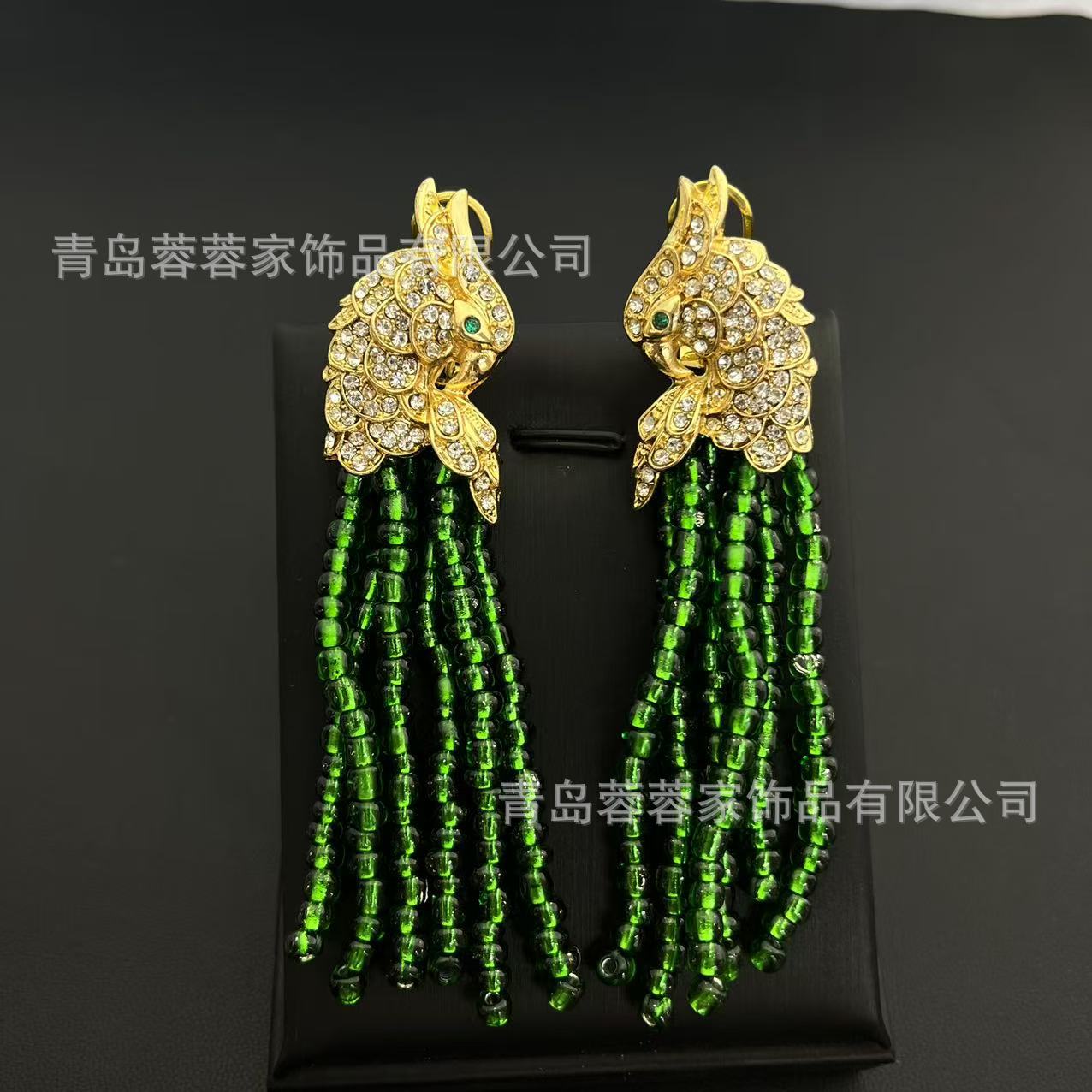 

Palace Retro Heavy Industry Sweeping Shoulder Earrings Antique Long Animal Parrot Red Bead Tassel High-end Feel зелёный