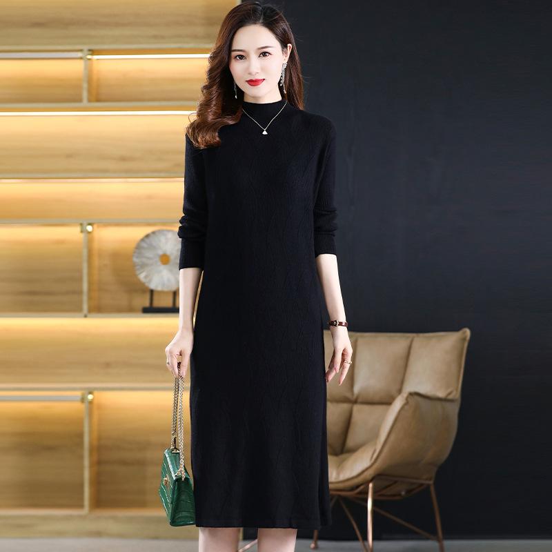 Ensfarvet strikket kjole for kvinner høst og vinter Lang knelengdekjole Løs og avslappet genser