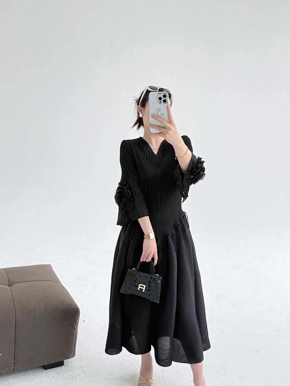 

Европейское вечернее платье с кисточками 2025 года, V-образным вырезом, плиссировкой, приталенного силуэта и рукавами-колоколами One Size чёрный