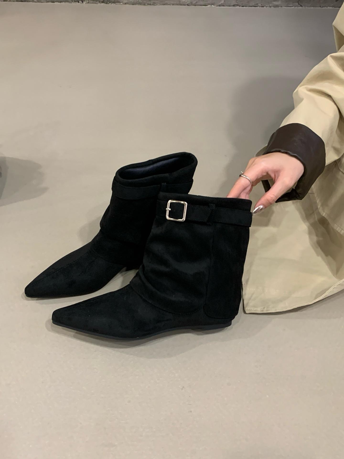 

Европейская станция острые короткие ботинки женские 2025 осень рукав ремень пряжка нишевые западные ботинки показывают ноги длинные низкий каблук модные ботинки 37