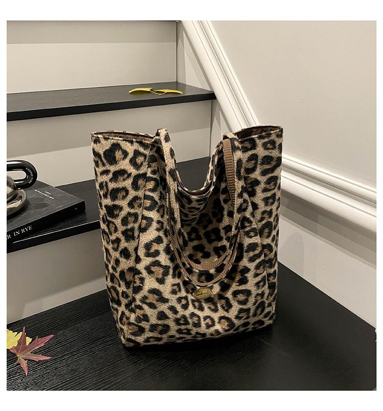 

Niche design plaid bag plaid large-capacity shopping bag women s commuter tote bag handbag shoulder underarm bag