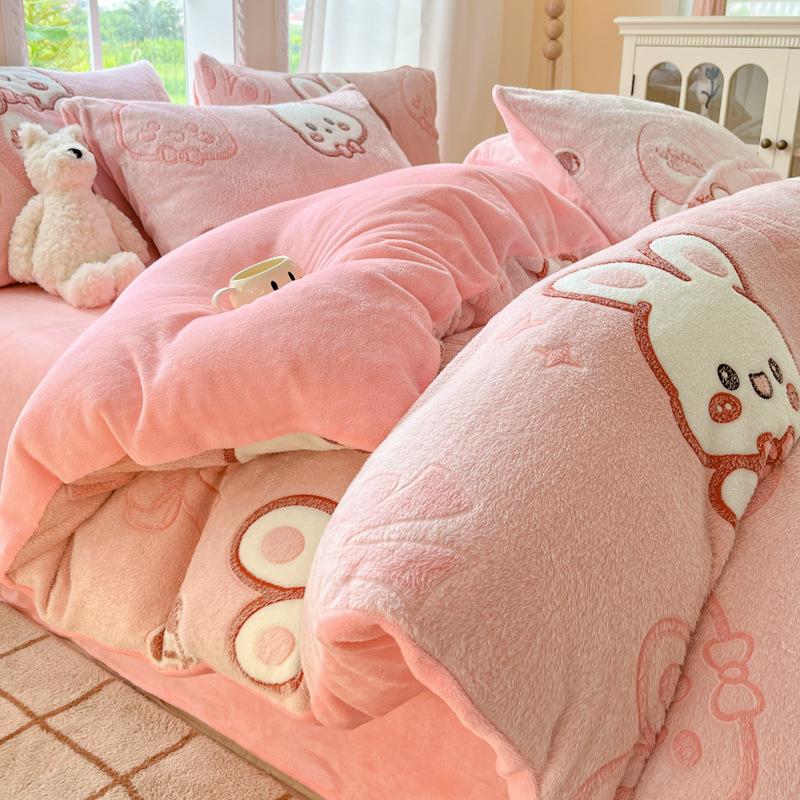 Cute Cartoon Strawberry Pattern Printed Bed Sheet Four Piece Set Machine Washable Short Plush Quilt Cover Anti Static Bedding