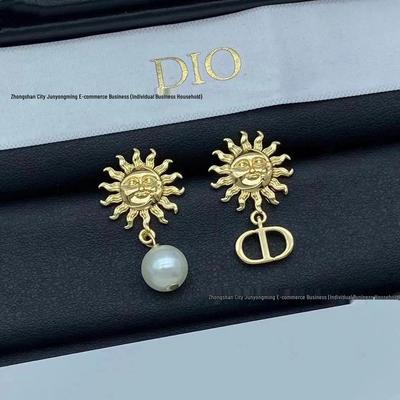 Cercei Asimetrici cu Perle Aurii și Pini CD – Design de Nișă pentru Femei