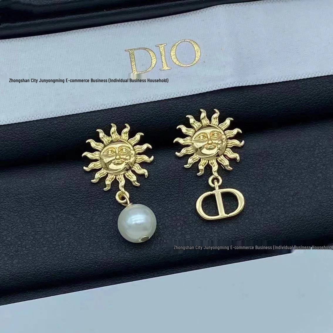 Асимметричные золотые серьги-гвоздики с жемчугом CD – Нишевый дизайн для женщин