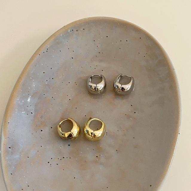 Vintage Metal Earrings: Elegant and Versatile, Unique Minimalist Design for a Chic, Sophisticated Look.