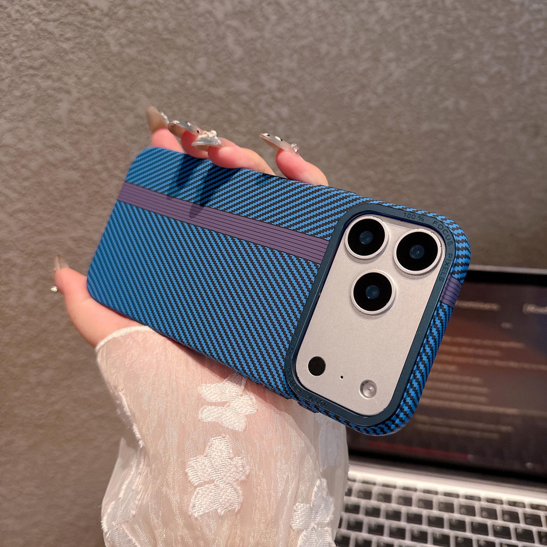 

Минималистичный чехол для iPhone 17 Pro Max с текстурой углеродного волокна, с покрытием skin-feel, большим отверстием, модный защитный жесткий чехол iPhone 17 Pro Max