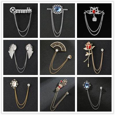 Spilla da uomo vintage con ali: Spilla da bavero a catena coreana e distintivo con fiore a corsage.