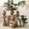 Handgefertigte rote Terrakotta-Vase im Wabi-Sabi-Stil mit doppelten Henkeln - Retro-Grobkeramik für Trockenblumen