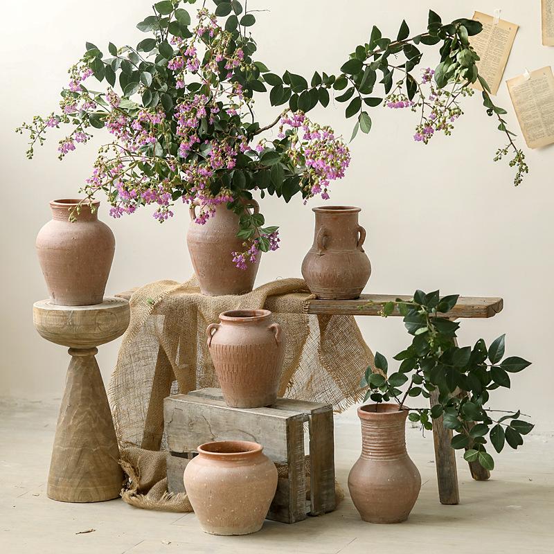 Handgefertigte rote Terrakotta-Vase im Wabi-Sabi-Stil mit doppelten Henkeln - Retro-Grobkeramik für Trockenblumen