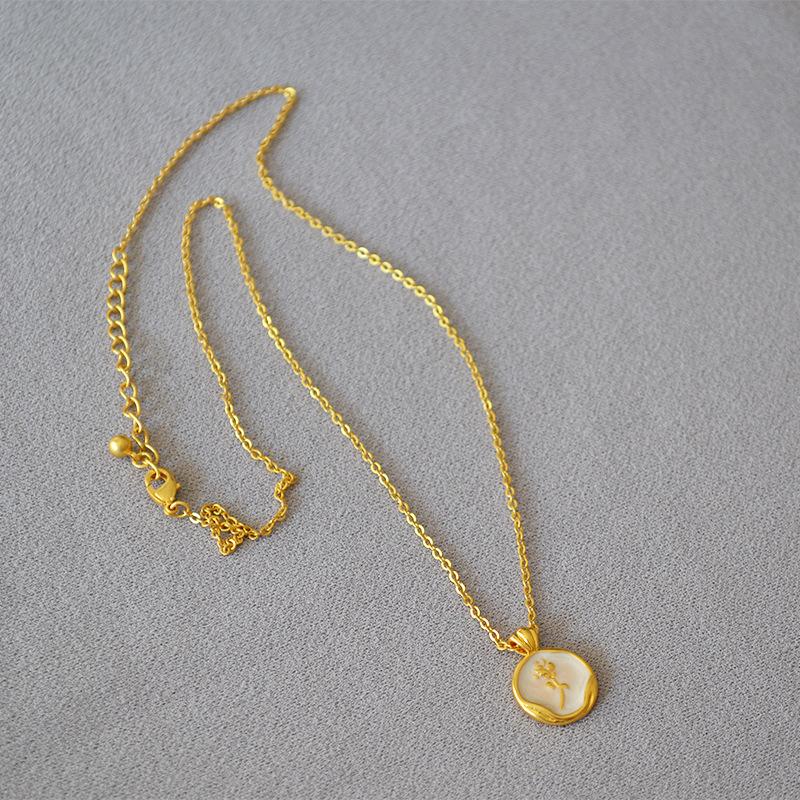 French Elegant Pearlescent White Enamel Vintage Rose Gold Coin Pendant Freshwater Pearl Short Necklace Clavicle Chain