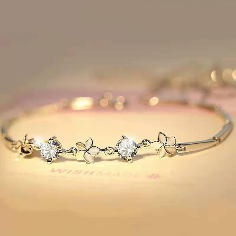 Four-Leaf Clover Handmade Lucky Bracelet for Women, Simple European and American Style, Perfect for Students and Friends