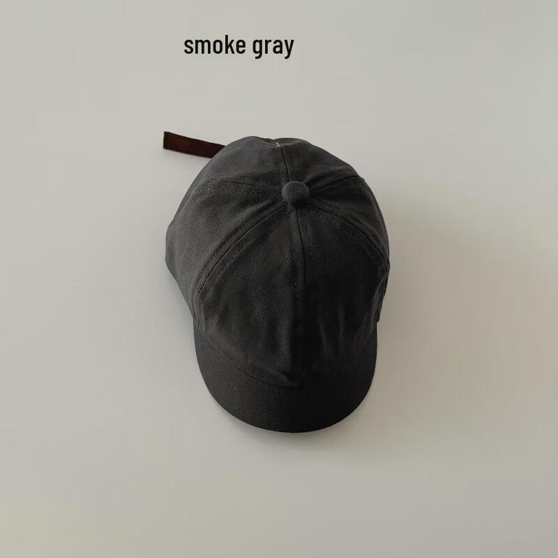 Jednokolorowa czapka bejsbolówka dla dziecka na zewnątrz