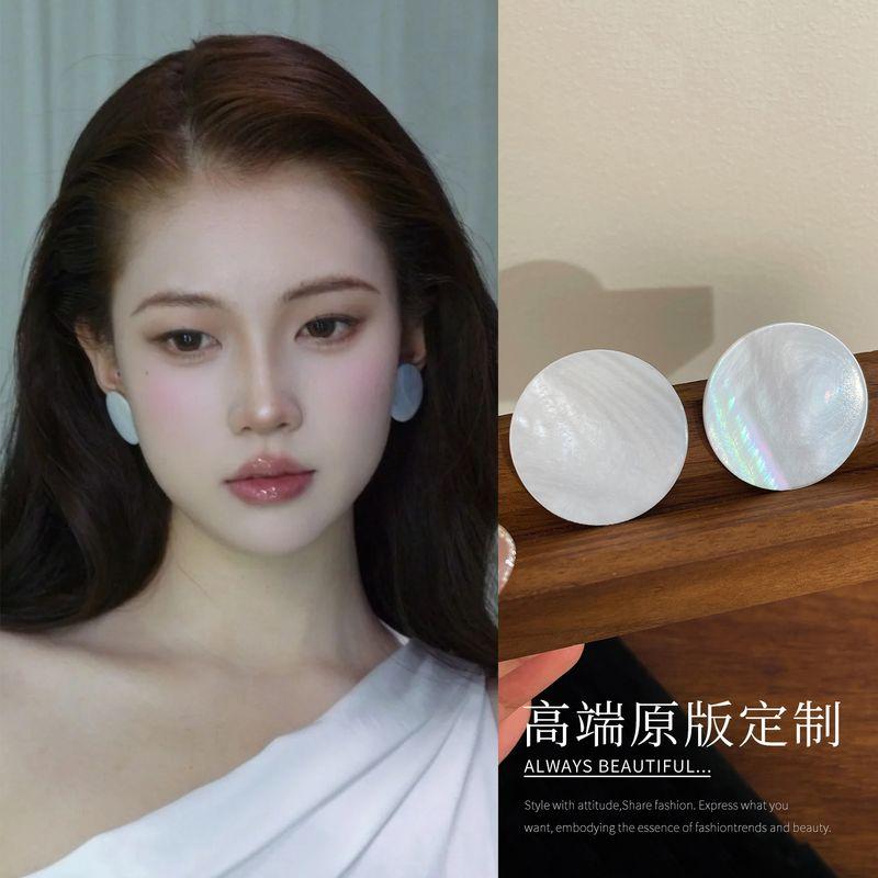 

Minimalist Classy ~ High Quality Natural round Shell Stud Earrings for Women Elegant round Piece Earrings Easiest for Match Modified Face Shape A pair of round shell earrings