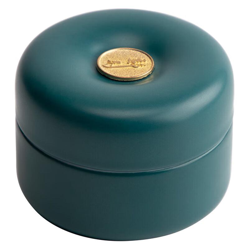 Маленькая керамическая банка для хранения чая