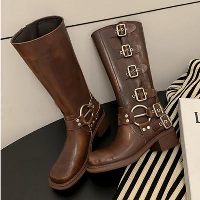 Moda Nuevo Retro Marrón Botas Largas Decoración Metálica Botas Vaqueras Western Biker Tacón Grueso Estilo Inglés Botas de Caña Alta Diseñadores Femeninos