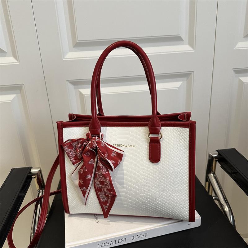Fashionable Niche Handbags for Women's Autumn and Winter New Fashion Chain Shoulder Bag Feel Large Capacity Bag