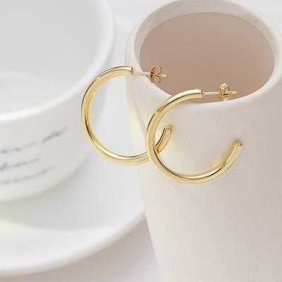 Europäische und amerikanische personalisierte goldene Ohrringe aus Titanstahl