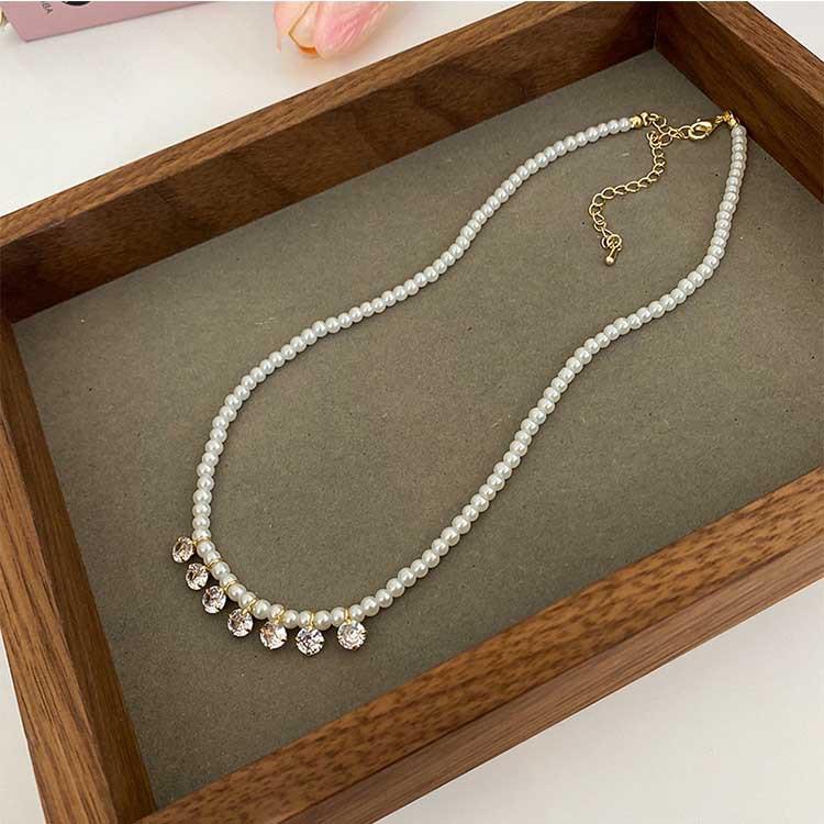 This short pearl necklace is a niche design for women. It features a light and luxurious collarbone chain with beads