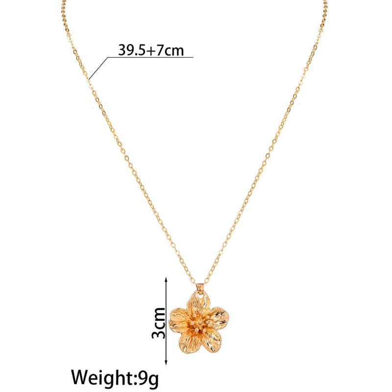 Fashionable And Elegant Metal Pleated Flower Pendant Necklace, Simple Five Petal Flower Collarbone Chain Necklace