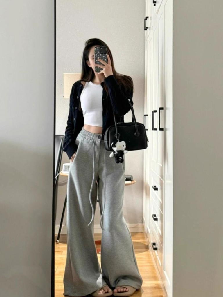 Trendy High-Waisted Gray Wide-Leg Sweatpants for Women – Loose, Slimming, Straight-Leg Design for Autumn and Winter.