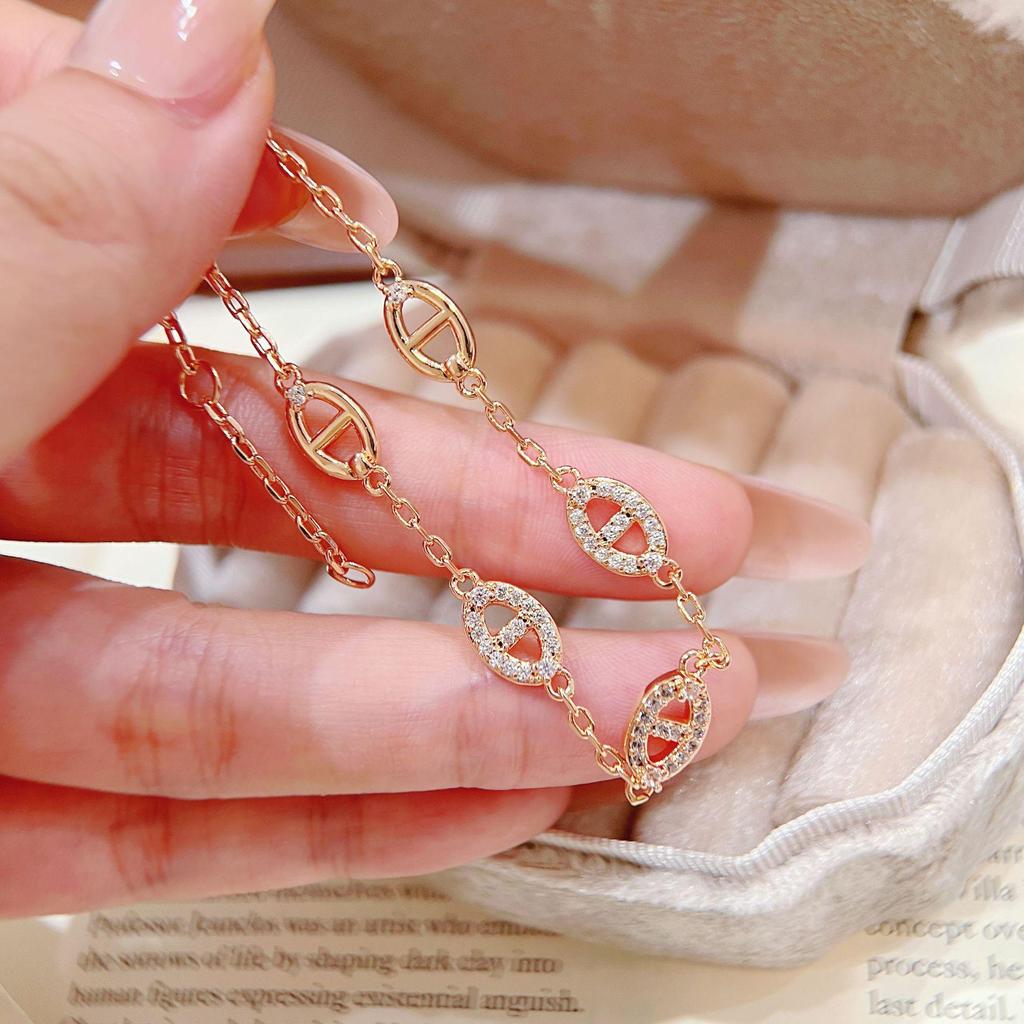Exquisite Full Diamond Pig Nose Bracelet - Delicate Light Luxury for Women, High-End Niche Fashion Accessory.