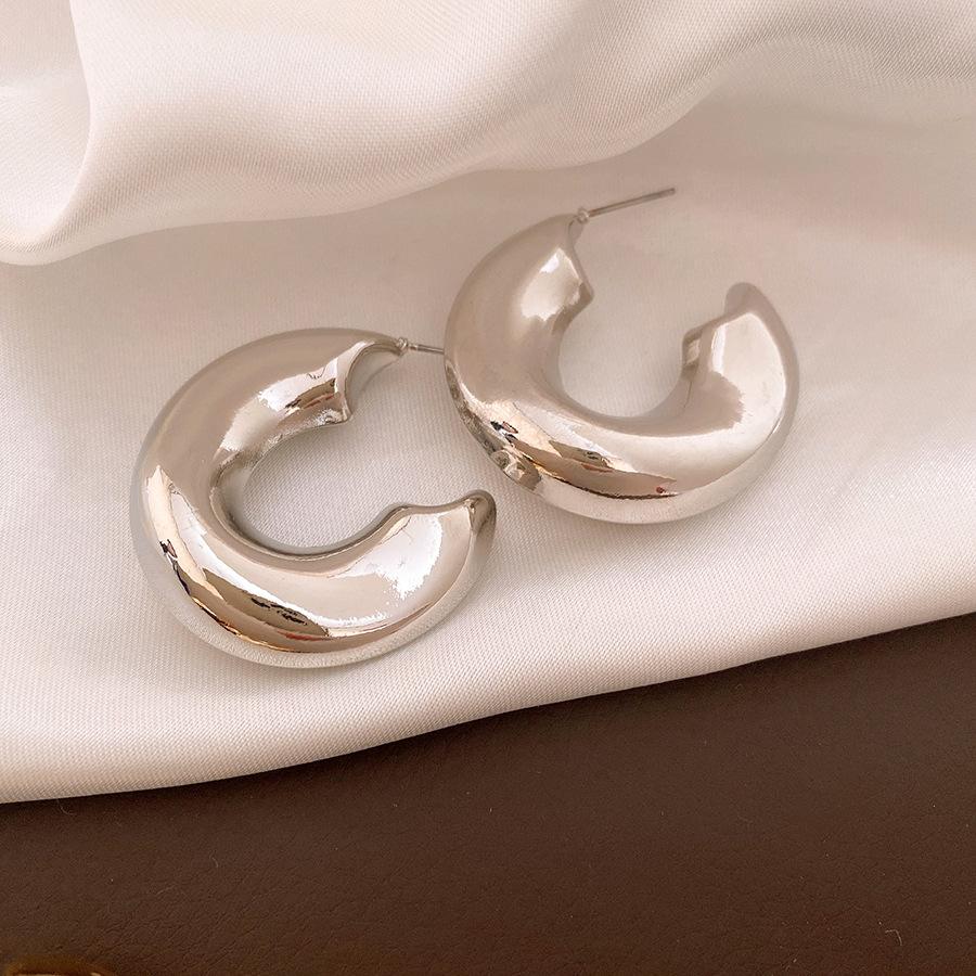 

European and American silver needle pleated C-shaped stud earrings simple and fashionable earrings light luxury high-end earrings design sense niche