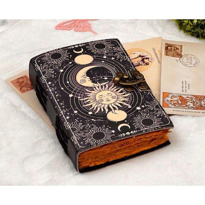 

Небесное Солнце и луна Кожаный винтажный журнал ручной работы • Бумага с рваным краем, Пустая книга заклинаний, книга теней, гримуар, подарок для него/нее 7 x 5 in