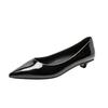 Weiche 2025 Winter neue Pendler Stil spitzer Kopf mittlerer niedriger Absatz einzelne Schuhe Frauen dünne Ferse Lackleder Arbeitsschuhe Frauen schwarz OL