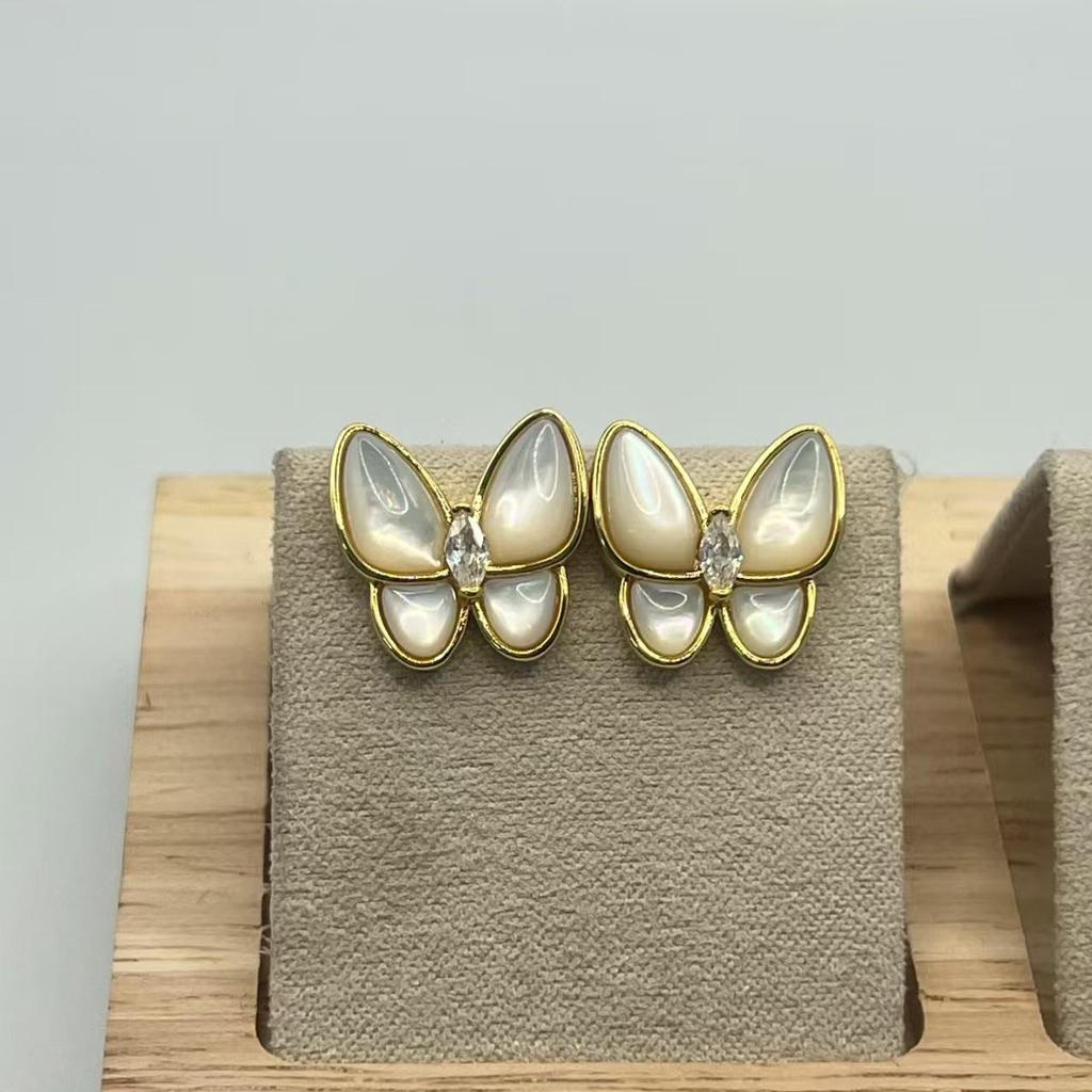 Elegant Four-Leaf Clover & Butterfly Necklace with Natural Mother-of-Pearl, Rose Gold-Plated, 18K Clavicle Chain.