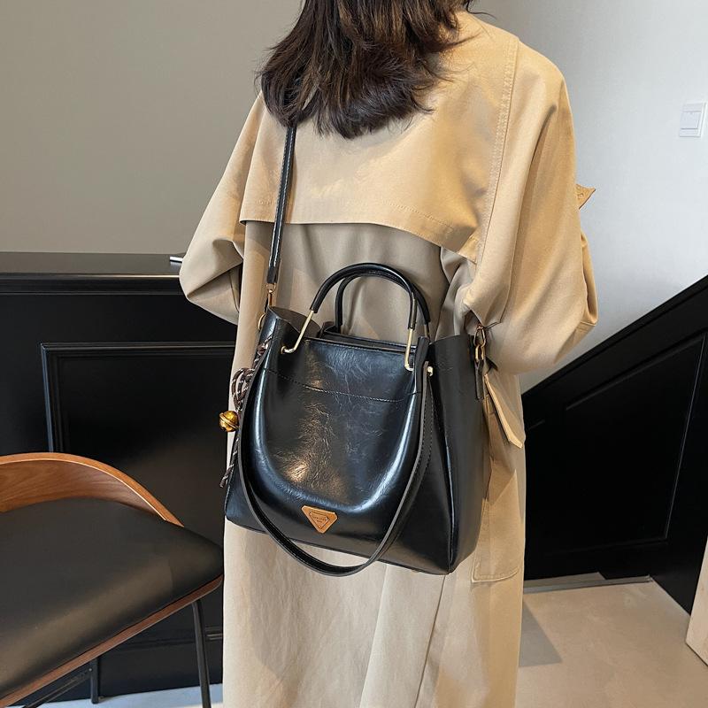 Premium oil wax leather retro large-capacity bag women's 2025 new autumn and winter commuting shoulder crossbody bucket bag