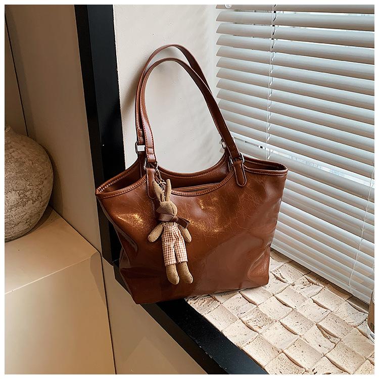 

Сумка-тоут большой вместимости из жирной кожи, новая модная простая сумка на плечо, универсальная сумка под мышкой, осень 2025 No pendant коричневый