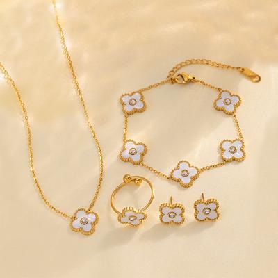 4-teiliges 18-karätiges Set mit Armband, Halskette, Ohrringen und Ringen mit Kleeblatt-Motiv