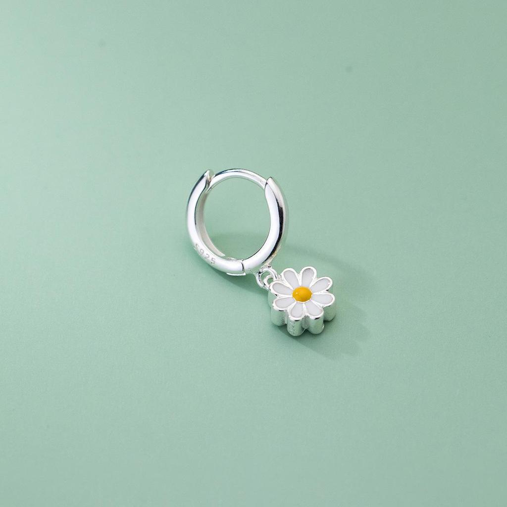 Mori Style Daisy Ear Cuffs: Trendy Korean & Japanese-Inspired Earrings for Students and Trendsetters.