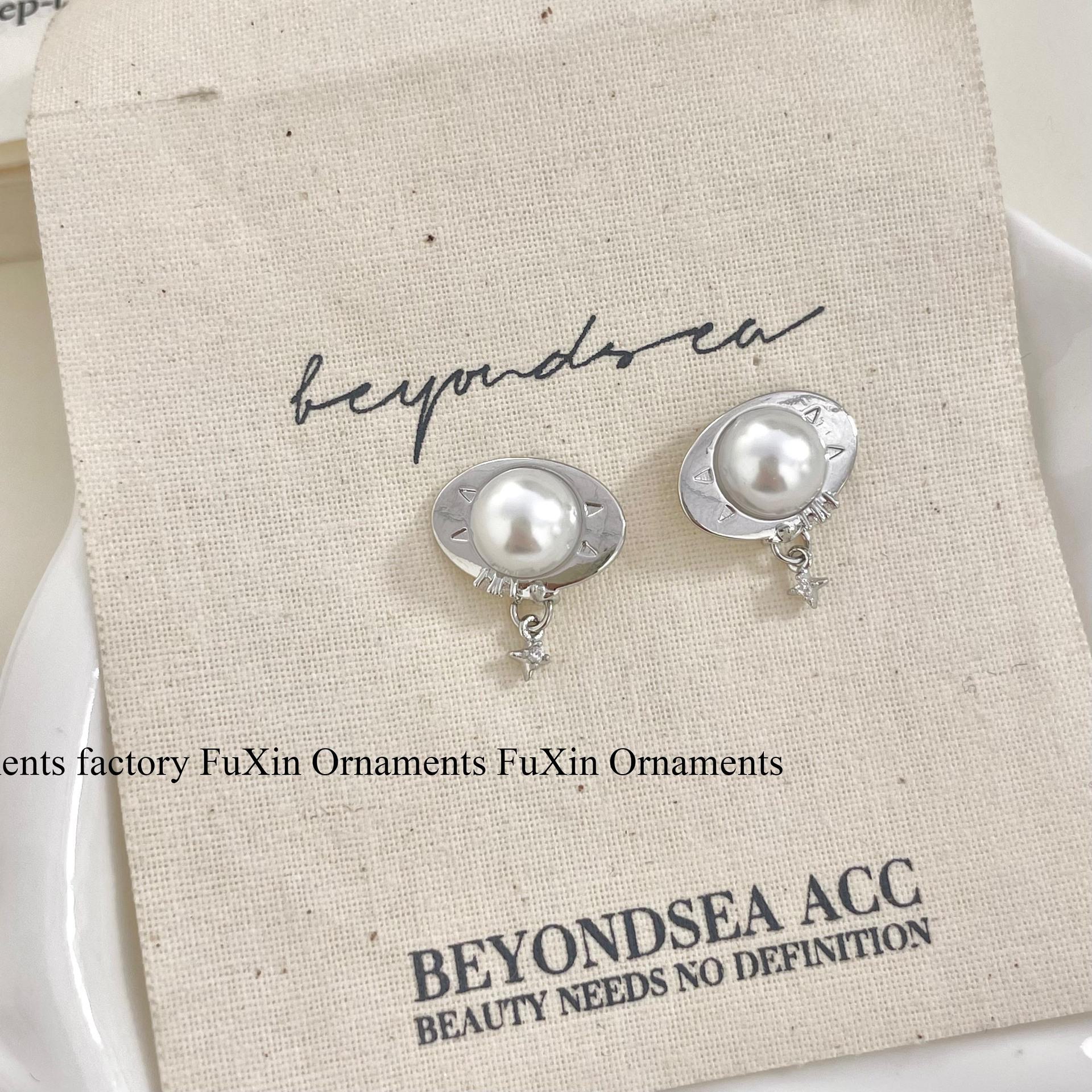 

2024 Горячий стиль Французские жемчужные серьги: Нишевый дизайн, украшенный звездами для женщин со сладким нравом. E0662