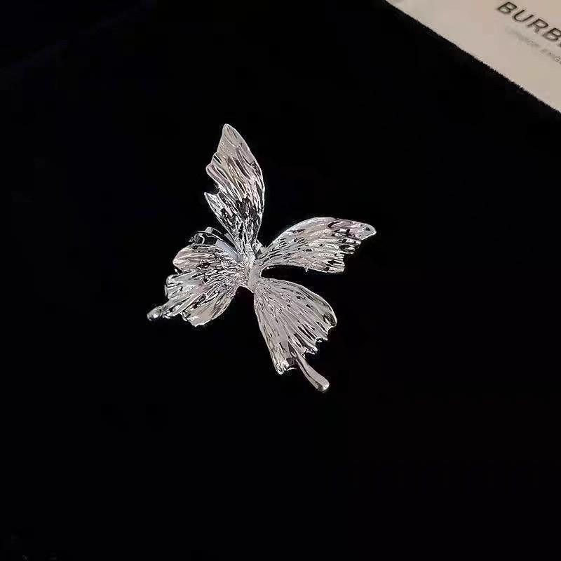 

Серебряные серьги-кисточки в виде бабочек с кристаллами и жемчугом — элегантные украшения для женщин, вдохновленные природой.