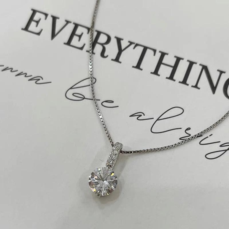 Exquisite Women's Diamond Pendant Clavicle Necklace – Autumn/Winter Simple Luxury Design