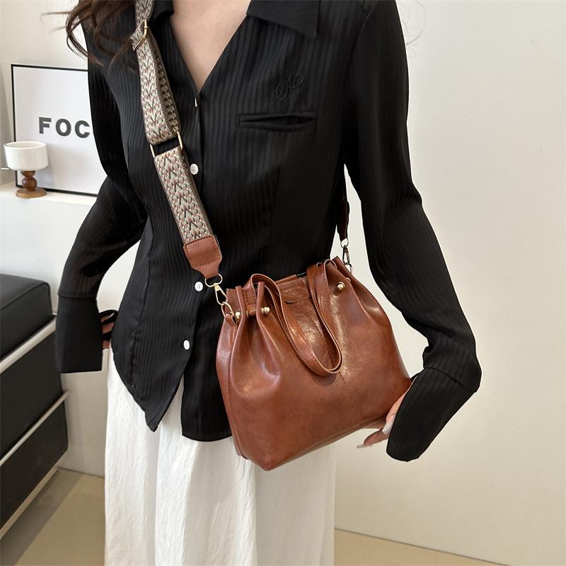 Retro premium bucket bag women's large-capacity new portable commuter versatile single shoulder oblique span bag