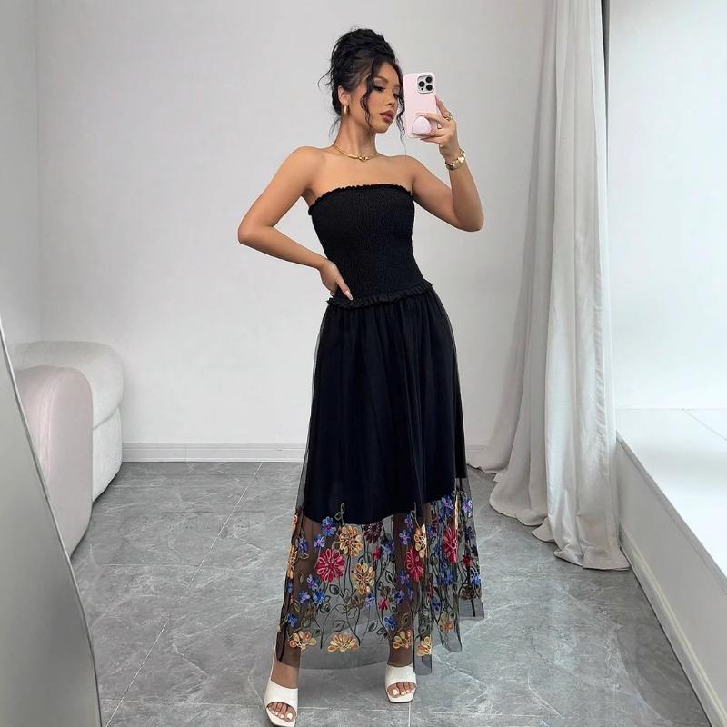 The Summer Sexy Women's Floral Embroidery Strapless Dress Is Casual and Simple