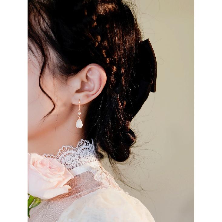 

Recommended Jewelry Lily of the valley flowers, natural small pearls, purely handmade14K Gold-plated earrings, non-pierced ear clips, niche style Lily of the Valley Ear Ho