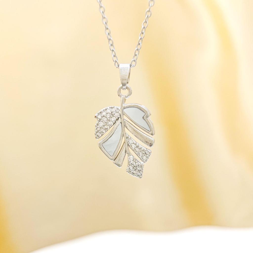 Elegant Autumn Leaf Zircon Pendant Necklace – Korean Style Clavicle Chain