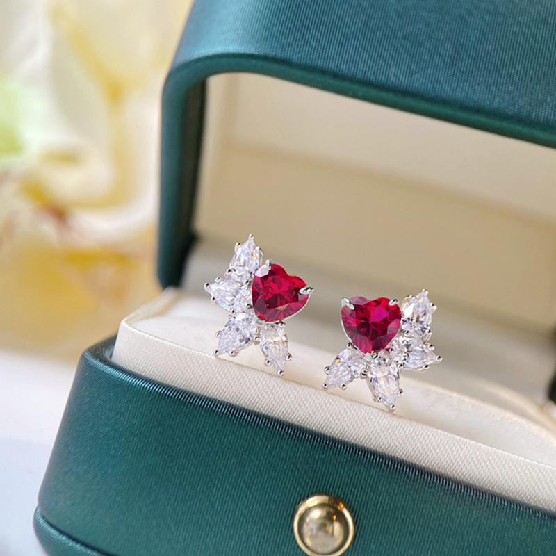 Huitan Kırmızı Kalp CZ Küpe Kadınlar için Mizaç Tatlı Kız Küpeleri Piercing Zarif Doğum Günü Hediyesi İddialı Takı