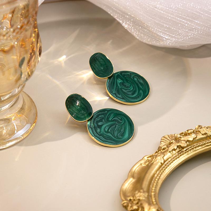 Modische ovalförmige Ohrringe in Bonbonfarben mit zarten, strukturierten Anhängern