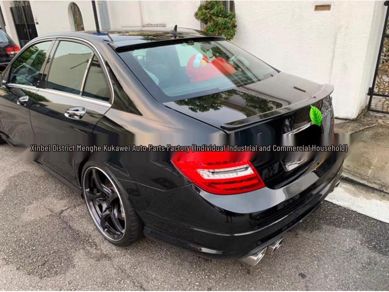 Nicht-invasive Montage eines Dachspoilers für die Mercedes-Benz C-Klasse Limousine W204 (2007-2013)