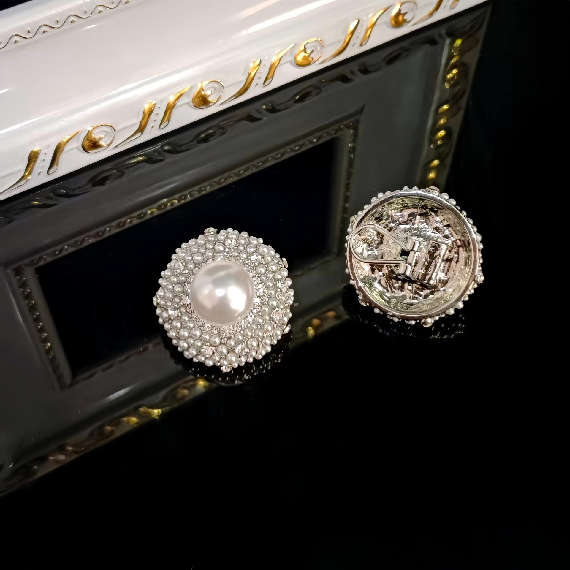 Elegant European & American Light Luxury Pearl Earrings with Full Diamond Accents - Retro Studs for the Sophisticated Socialite
