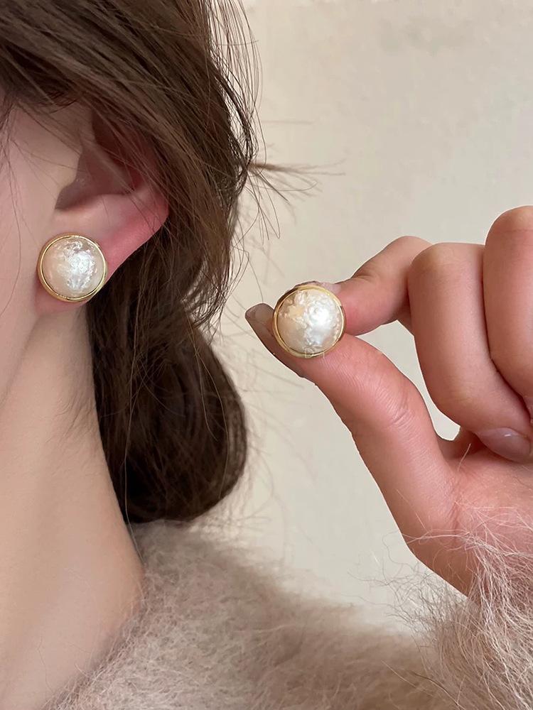 

Ear-free pierced earrings, retro ear clips, cotton steamed bread beads, stud earrings, high-end sense, fashion, commuting temperament, earrings
