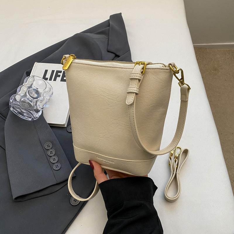 New casual simple bucket bag women's niche texture versatile shoulder bag temperament commuter fashion messenger bag