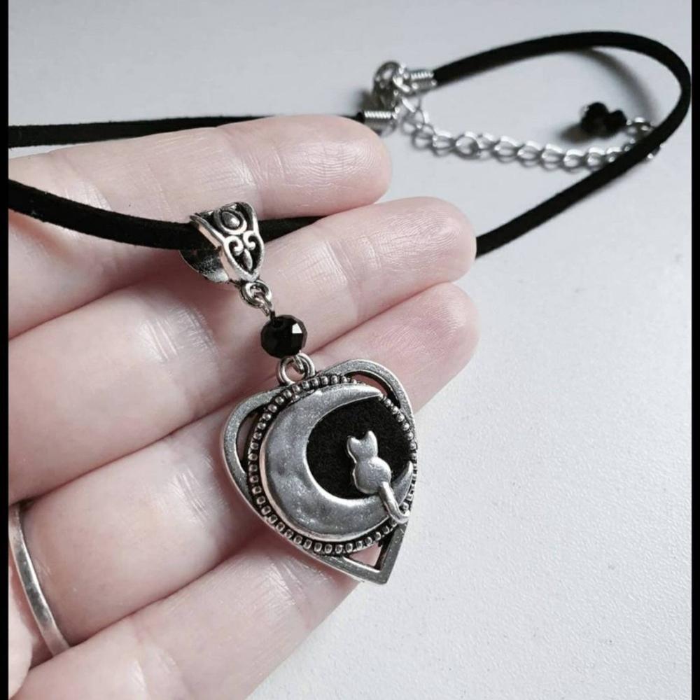 Gothic Heart-shaped Little Cat Crescent Moon Pendant Necklace for Women Men Cute Personality Collar Chain Jewelry Accessory Gift